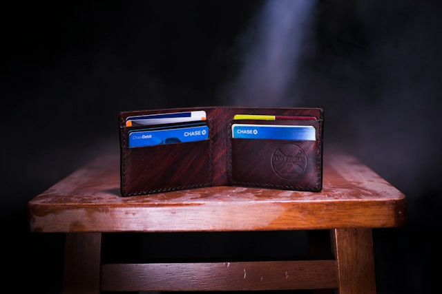 Ilustrasi untuk  Rekomendasi Dompet Guess Pria. Sumber: Unsplash/Two Paddles Axe and Leatherwork