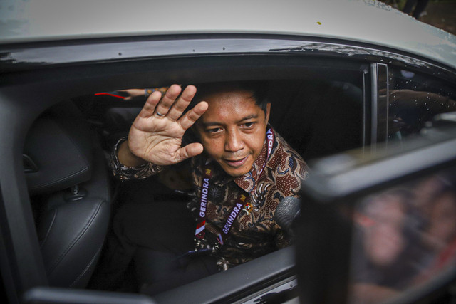 Menteri Kehutanan Indonesia Raja Juli Antoni melambaikan tangan ke wartawan usai mengikuti pertemuan dengan Presiden Prabowo di Padepokan Garuda Yaksa, Hambalang, Bogor, Jawa Barat, Jumat (14/2/2025). Foto: Iqbal Firdaus/kumparan