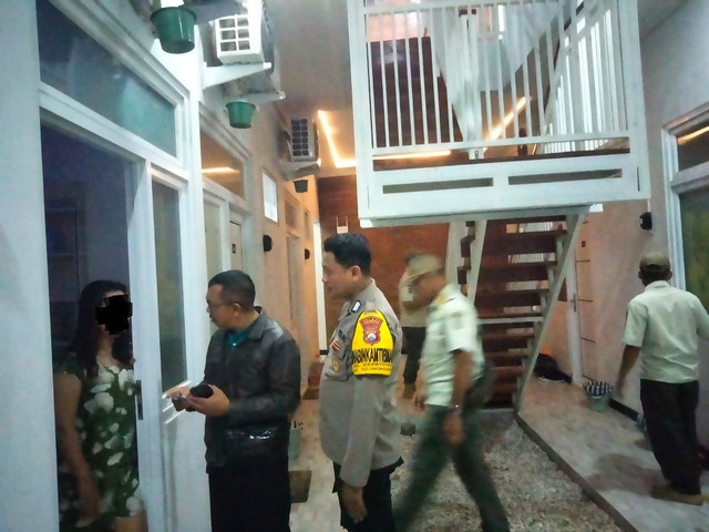 Menjelang Valentine, Polsek Tulungagung Kota Dampingi Satpol PP Razia Tempat Kos