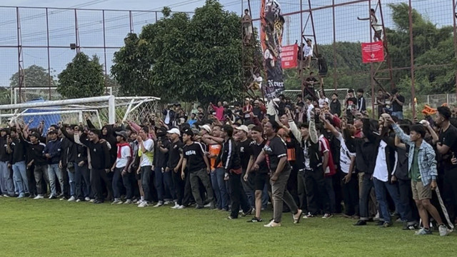 Sejumlah suporter Persija Jakarta menyanyikan yel-yel saat menyaksikan latihan Persija Jakarta jelang menghadapi Persib Bandung di Sawangan, Depok, Jumat (14/2/2025). Foto: Azrumi El Ghazali/kumparan