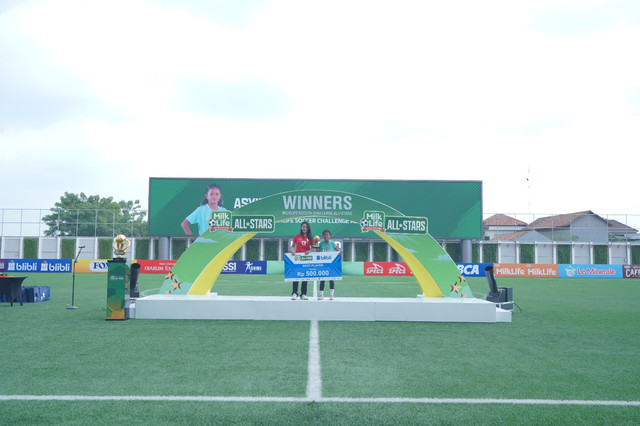 Shafira Ika saat memberikan piala Best Player MLSC All-Stars kepada Asyifa Sholawa. Foto: milklife soccer challenge