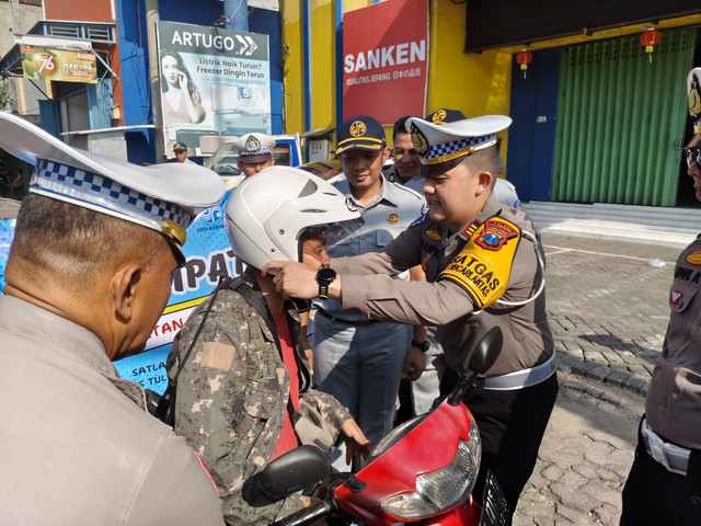 Bagi Helm & Cokelat, Giat Simpatik Satlantas Polres Tulungagung Ops Keselamatan