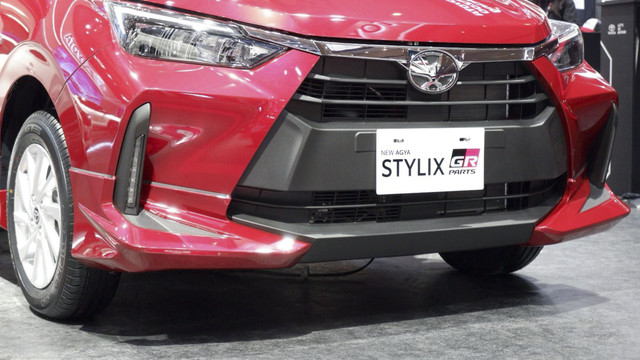 PT Toyota-Astra Motor (TAM) menghadirkan varian baru Toyota Agya Stylix GR Parts di IIMS 2025.  Foto: Sena Pratama/kumparan