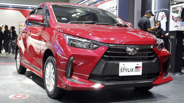 PT Toyota-Astra Motor (TAM) menghadirkan varian baru Toyota Agya Stylix GR Parts di IIMS 2025.  Foto: Sena Pratama/kumparan