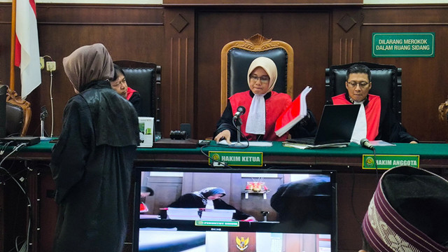 Suasana sidang kasus dugaan tindak pidana korupsi (Tipikor) mobil siaga desa Kabupaten Bojonegoro, di Pengadilan Negeri (PN) Tipikor Surabaya. Kamis (13/02/2025).