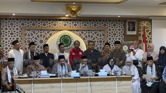 Konferensi Pers Aliansi Rakyat Bela Palestina (ARI-BP) dan MUI terkait sikap presiden AS Donald Trump terhadap warga Gaza, Palestina, di kantor utama MUI, Jakarta, pada Jumat (14/2/2025).  Foto: Abid Raihan/kumparan