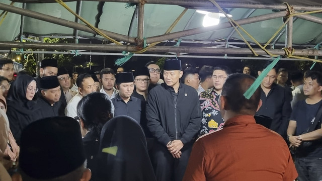 Ketua Umum Partai Demokrat, Agus Harimurti Yudhoyono atau AHY saat di pemakaman Bendahara Umum DPP Demokrat Renville Antonio di TPU Keputih, Surabaya, Jumat (14/2/2025).  Foto: Farusma Okta Verdian/kumparan