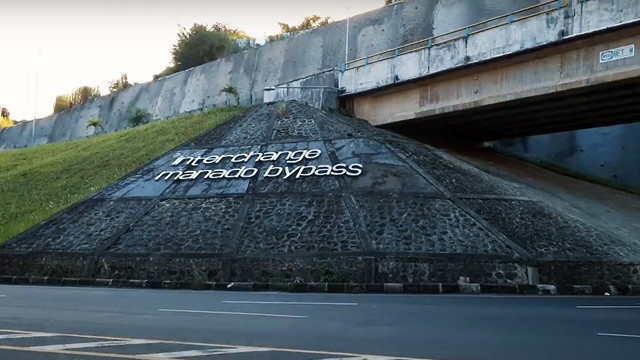 Jalan di bawah jembatan Interchange Manado.