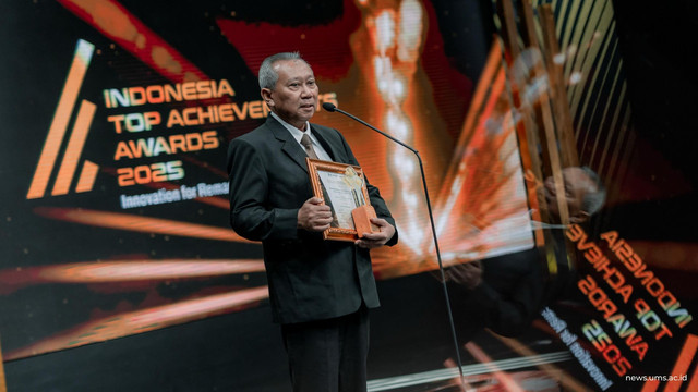 Rektor UMS saat menerima penghargaan dalam ajang Indonesia Top Achievements Awards 2025. Foto Humas UMS