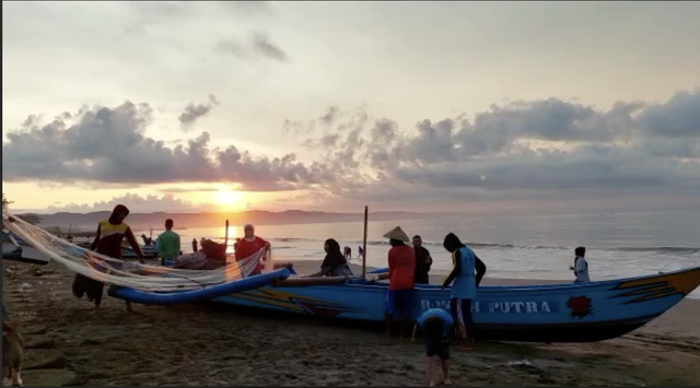 Nelayan Pukat Pantai Pangandaran. Sumber:Dokumentasi Pribadi