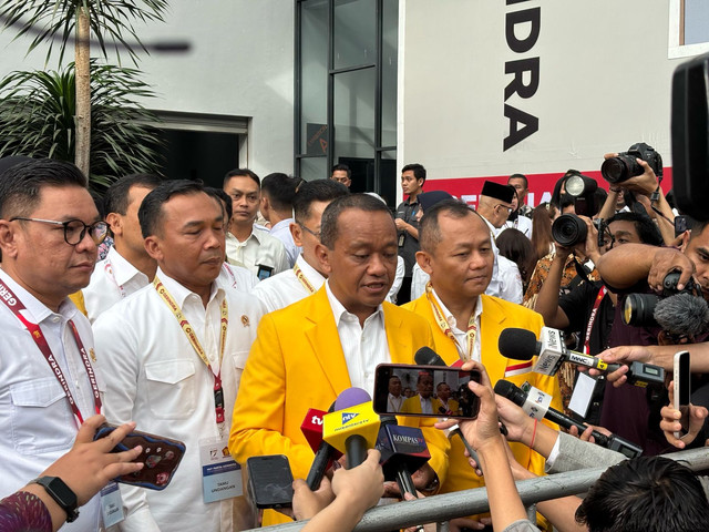 Ketua Umum Partai Golkar sekaligus Menteri ESDM, Bahlil Lahadalia, saat menghadiri HUT Gerindra. Foto: Abid Raihan/kumparan