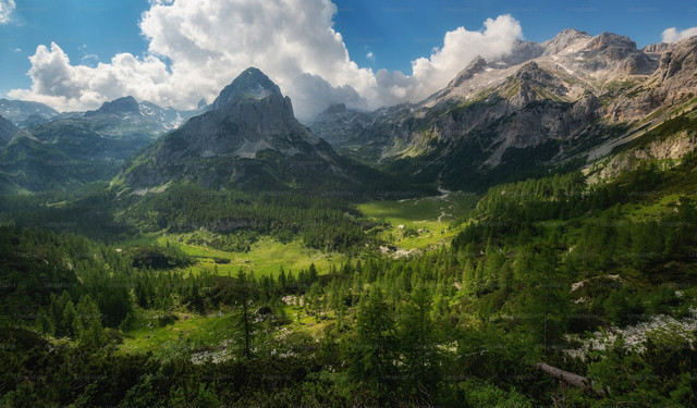 Ilustrasi Sejarah Gunung Santri, Unsplash/Ales Krivec