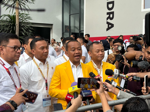 Ketua umum Golkar Bahlil Lahadalia sampai di SICC, Bogor menghadiri HUT ke-17 Partai Gerindra pada Sabtu (15/2). Foto: Abid Raihan/kumparan