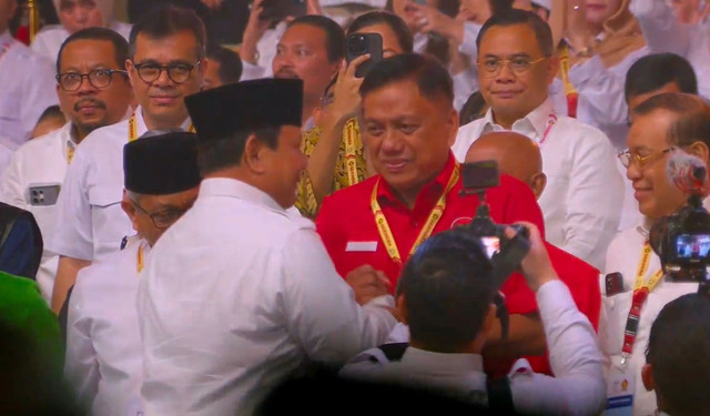 Prabowo menyalami Olly Dondokambey di acara perayaan HUT ke-17 Gerindra. Dok: Ist.