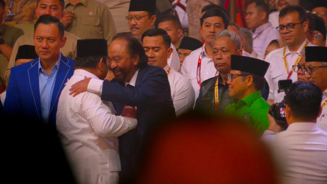 Momen Prabowo menyalami Surya Paloh di HUT ke-17 Gerindra. Foto: Dok. Istimewa