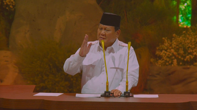 Presiden Prabowo Subianto menyapa para anggota Gerindra di HUT Gerindra ke-17 di SICC, Bogor pada Sabtu (15/2). Foto: Dok. Istimewa