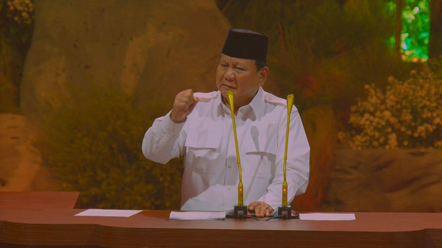 Presiden Prabowo Subianto menyapa para anggota Gerindra di HUT Gerindra ke-17 di SICC, Bogor pada Sabtu (15/2). Foto: Dok. Istimewa