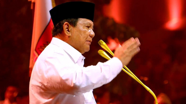 Presiden Prabowo Subianto menyapa para anggota Gerindra di HUT Gerindra ke-17 di SICC, Bogor pada Sabtu (15/2). Foto: Dok. Istimewa