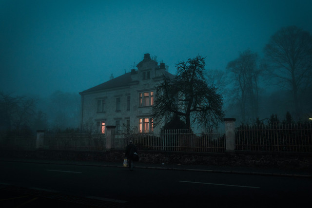 Ilustrasi Sinopsis Film Rumah Teteh: Story of Helena. Unsplash/Ján Jakub Naništa