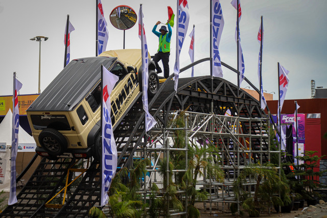 Profesional Offroader bersama pengunjung menaiki Suzuki Jimny di area outdoor Indonesia International Motor Show (IIMS) 2025, JI Expo Kemayoran, Jakarta, Sabtu (15/2/2025). Foto: Iqbal Firdaus/kumparan