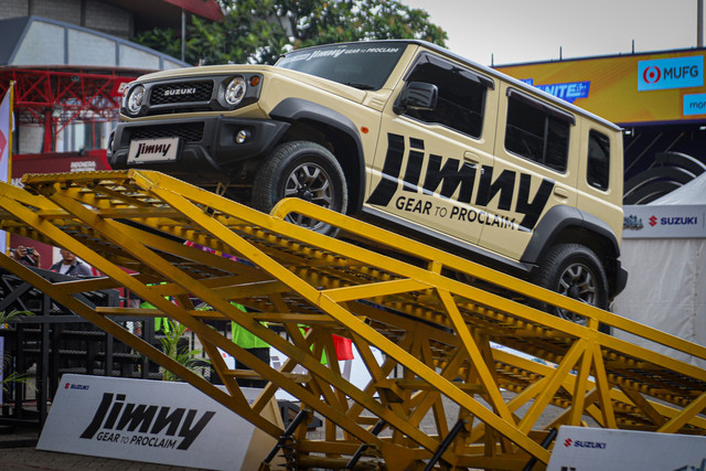 Profesional Offroader bersama pengunjung menaiki Suzuki Jimny di area outdoor Indonesia International Motor Show (IIMS) 2025, JI Expo Kemayoran, Jakarta, Sabtu (15/2/2025). Foto: Iqbal Firdaus/kumparan