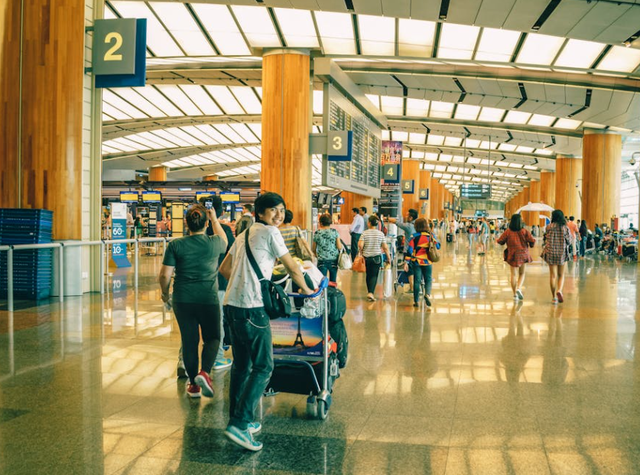 apakah bagasi harus diambil saat transit. Foto Hanya Ilustrasi Bukan Tempat Sebenarnya. Sumber Foto: Pexels/Adrian Agawin