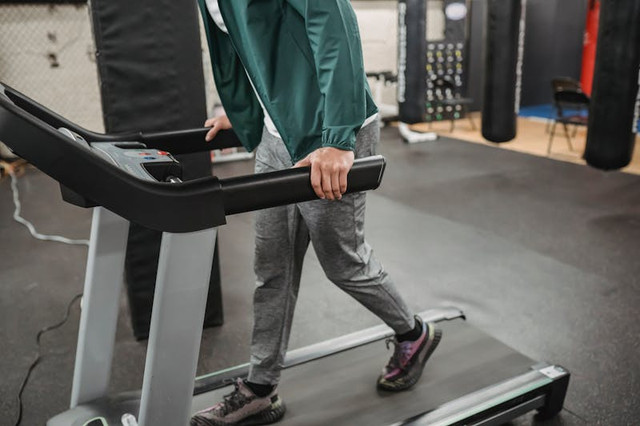 Ilustrasi perbedaan treadmill dan walkingpad. Foto: Pexels.com/Julia Larson