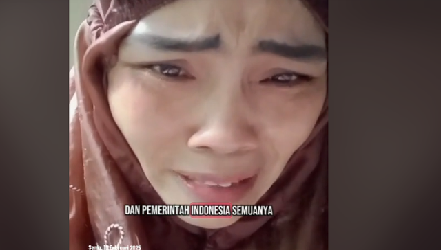 PMI bernama Puspa Dewi asal kota Prabumulih, Sumatera Selatan menangis sesegukan minta pulang ke Indonesia. Foto : Tangkapan Layar Tiktok