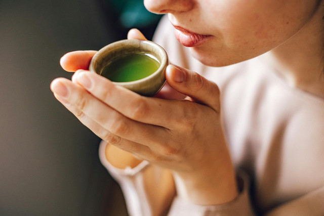 ilustrasi cara minum matcha yang benar. Pexels/ROMAN ODINTSOV