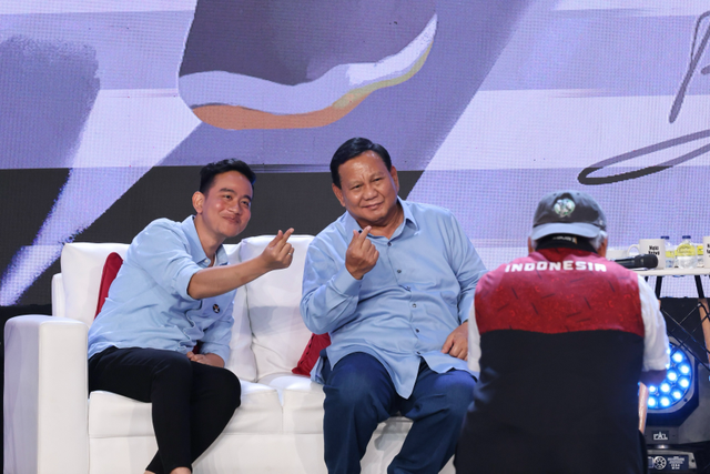 Gibran Rakabuming Raka dan Prabowo Subianto saat debat Capres Pemilu 2024. Foto: Istimewa/kumparan