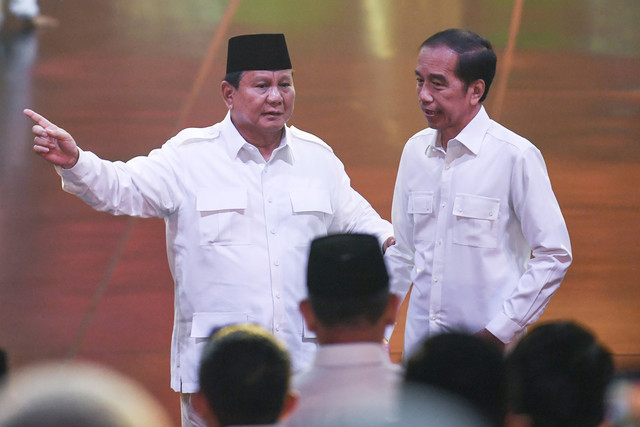 Presiden yang juga Ketua Umum Partai Gerindra Prabowo Subianto (kiri) berbincang dengan Presiden Ke-7 Joko Widodo saat perayaan HUT Ke-17 Partai Gerindra di Sentul International Convention Center, Bogor, Jawa Barat, Sabtu (15/2/2025). Foto: ANTARA FOTO/Hafidz Mubarak A