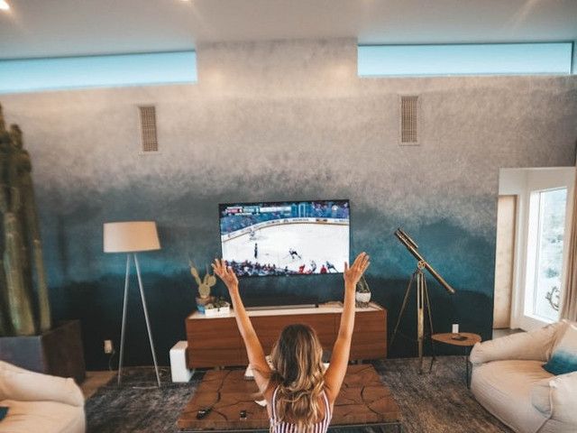 Tempat nobar Persija VS Persib di Bandung. Foto hanyalah ilustrasi bukan tempat sebenarnya. Sumber: Unsplash/Roberto Nickson