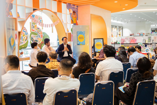 Fiter Bagus Cahyono (berjas) saat peluncuran buku Inovasi Terbuka di Gramedia, Grand Indonesia, Jakarta. Foto: Dok. Istimiewa