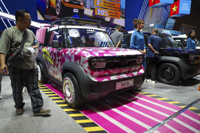 Sejumlah pengujung melihat mobil listrik VinFast yang di pamerkan dalam Indonesia International Motor Show (IIMS) 2025 di JI Expo Kemayoran, Jakarta, Sabtu (15/2/2025). Foto: Iqbal Firdaus/kumparan