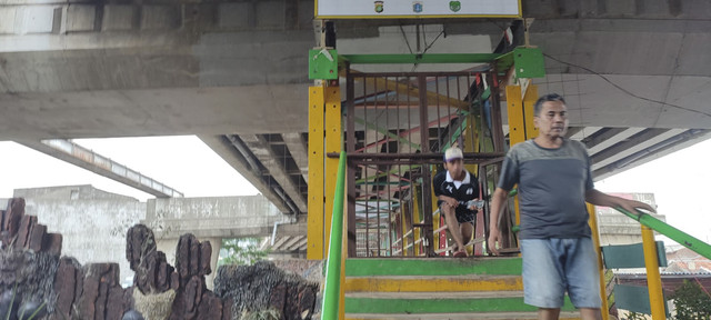 Suasana jembatan di bawah Flyover Rawajati yang ditutup warga karena sering terjadi tawuran. Foto: Rachmadi Rasyad/kumparan