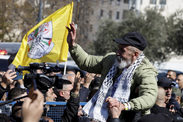 Seorang tahanan Palestina disambut oleh masyarakat setelah dibebaskan n dari penjara Israel sebagai bagian dari pertukaran sandera-tawanan dan kesepakatan gencatan senjata Hamas dan Israel di Ramallah, Tepi Barat yang diduduki Israel, Sabtu (15/2). Foto: Mohamad Torokman/Reuters