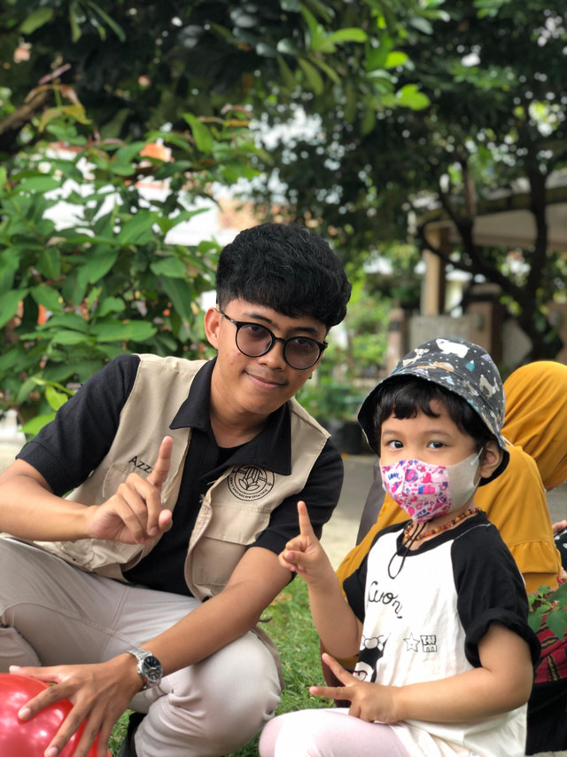 Ervin Azzam Auliadilaga (Penulis) bersama dengan salah satu anak di Kelurahan Curug Mekar, Kecamatan Bogor Barat, Kota Bogor. Foto diambil se-masa penulis melangsungkan agenda Kuliah Kerja Nyata Tematik Inovasi (KKNT-I) di daerah termaksud.