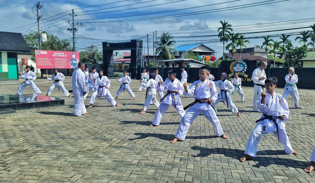 Kodim Mempawah menggelar latihan karate gabungan. Foto: Dok. Kodim Mempawah