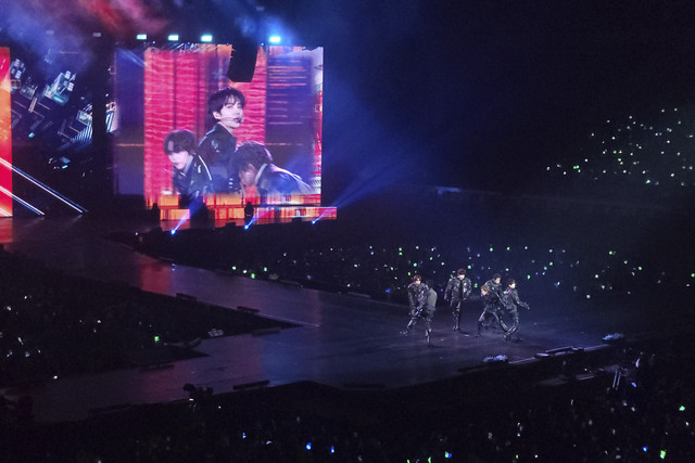 Penampilan NCT127 saat menggelar konser Neo City: Jakarta - The Momentum yang digelar di Indonesia Arena, GBK, Sabtu (15/2/2025). Foto: Ela Nurlaela/kumparan