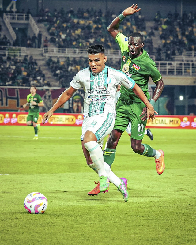 Persebaya melawan PSBS Biak pada pertandinga Liga 1. Foto: Instagram/ @psbsofficial