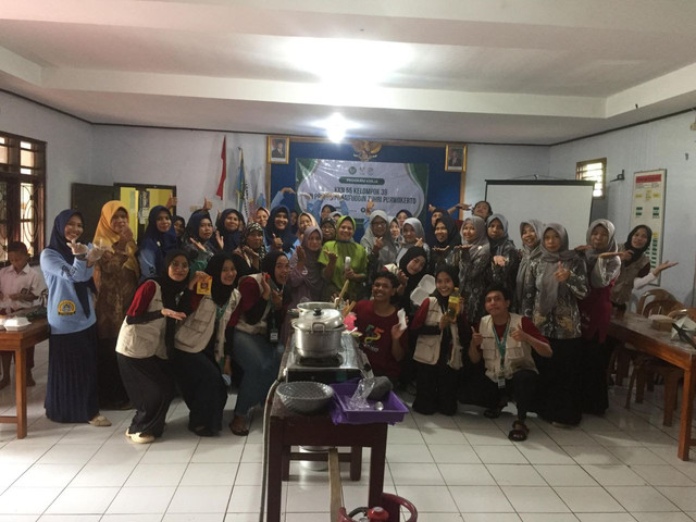 Workshop Pembuatan Mie Ubi bersama anggota PKK, anggota Muslimat, dan Kelompok Wanita Tani (KWT) di Balaidesa Bonosari, Kecamatan Sempor, Kebumen (Foto: Yayang Ahnaf S./KKN 55 UIN SAIZU Purwokerto)