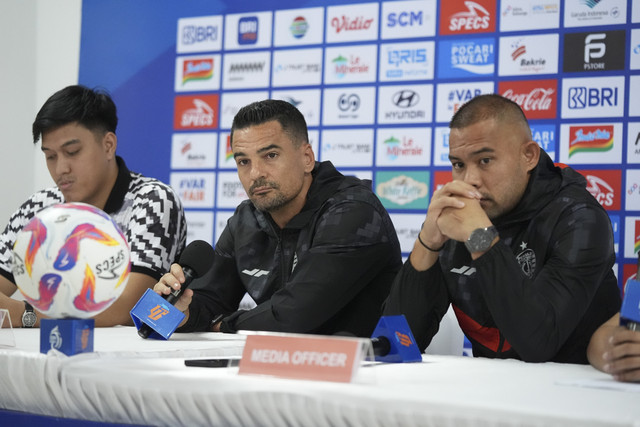 Pelatih Persija Jakarta Carlos Pena menjawab pertanyaan wartawan saat sesi konferensi pers jelang Pertandingan BRI Liga 1 Persija melawan Persib Bandung di Stadion Patriot Candrabhaga, Bekasi, Jawa Barat, Sabtu (15/2/2025). Foto: Dok. Persija