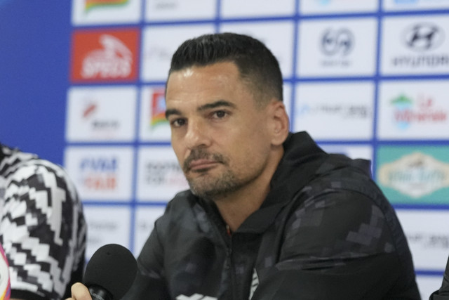 Pelatih Persija Jakarta Carlos Pena menjawab pertanyaan wartawan saat sesi konferensi pers jelang Pertandingan BRI Liga 1 Persija melawan Persib Bandung di Stadion Patriot Candrabhaga, Bekasi, Jawa Barat, Sabtu (15/2/2025). Foto: Dok. Persija