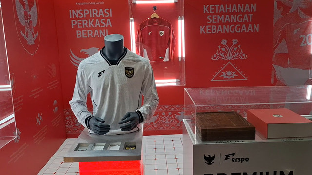 Jersey baru Timnas Indonesia dipamerkan di booth Erspo saat acara Jakarta Sneakers di JCC Senayan pada 14 Februari 2025. Foto: Katondio Bayumitra Wedya/kumparan