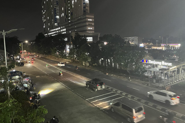 Suasana jalan depan Mall Aeon Tanjung Barat, Jakarta Selatan, Sabtu (15/2/2025). Foto: Alya Zahra/kumparan 