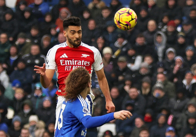 Pemain Arsenal Mikel Merino menyundul bola saat pertandingan Liga Premier Inggris di King Power Stadium, Leicester, Inggris, Sabtu (15/2/2025). Foto: Chris Radburn/Reuters