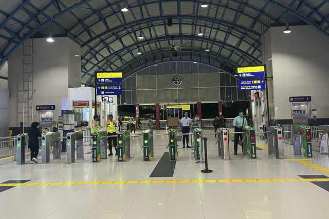 Suasana Stasiun Palmerah, Jakarta Barat, Sabtu malam (15/2/2025). Foto: Alya Zahra/kumparan 