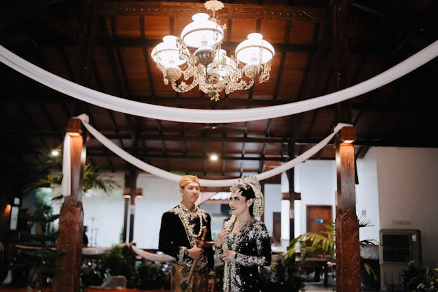 Baju adat Jawa Tengah. Foto busan pengantin Jawa. Sumber: pexels/rangga ispraditya