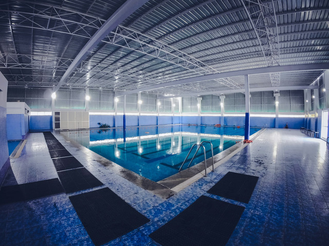 Kolam Renang Indoor Surabaya. Foto hanya ilustrasi, bukan tempat sebenarnya. Foto: dok. Unsplash/Vikram TKV