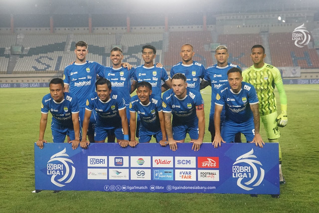 Pemain Persib Bandung jelang sebuah laga Liga 1 musim 2024/25. Foto: ligaindonesiabaru.com